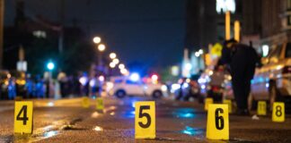 Un hombre fuertemente armado abrió fuego en plena calle este lunes por la noche en el barrio de Kingsessing, en el suroeste de Filadelfia, matando a cinco personas y dejando a dos menores heridos, según ha informado la comisaria de policía de la ciudad Danielle Outlaw. La policía ha detenido al sospecjhoso, de 40 años, que abrió fuego con un rifle y que llevaba un chaleco antibalas.