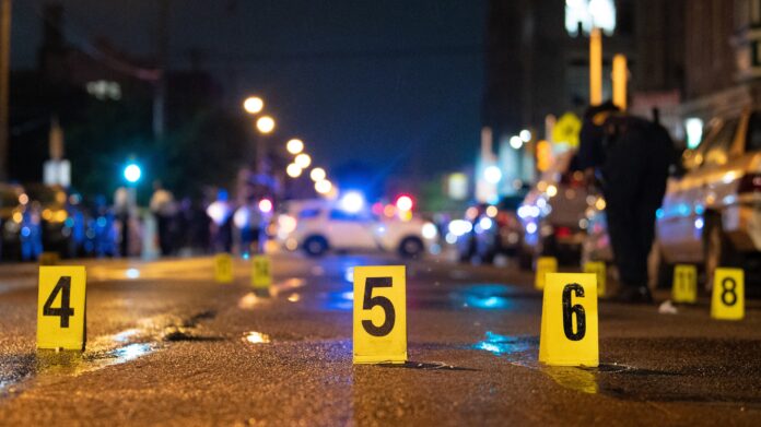Un hombre fuertemente armado abrió fuego en plena calle este lunes por la noche en el barrio de Kingsessing, en el suroeste de Filadelfia, matando a cinco personas y dejando a dos menores heridos, según ha informado la comisaria de policía de la ciudad Danielle Outlaw. La policía ha detenido al sospecjhoso, de 40 años, que abrió fuego con un rifle y que llevaba un chaleco antibalas.