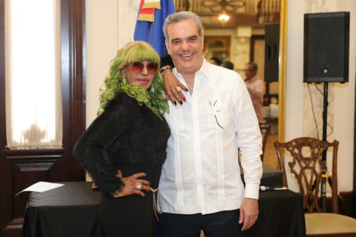 En un emotivo acto el presidente Luis Abinader distinguió este miércoles con la imposición de la Medalla Presidencial al Mérito Civil a 8 músicos típicos dominicanos, en reconocimiento a su trayectoria de trabajo, civismo y de fe el país y por sus destacados aportes al género musical.