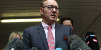 El actor estadounidense Kevin Spacey ha afirmado que tiene «mucho que procesar» y ha agradecido su labor a su equipo legal y al jurado tras haber sido declarado inocente de nueve delitos sexuales contra cuatro varones este miércoles en un tribunal londinense.