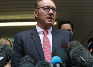 El actor estadounidense Kevin Spacey ha afirmado que tiene «mucho que procesar» y ha agradecido su labor a su equipo legal y al jurado tras haber sido declarado inocente de nueve delitos sexuales contra cuatro varones este miércoles en un tribunal londinense.