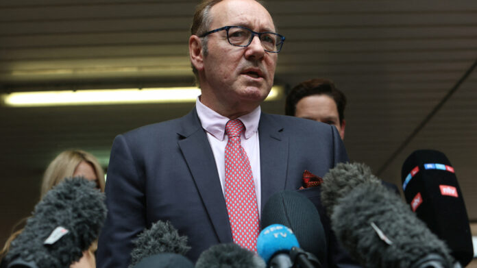El actor estadounidense Kevin Spacey ha afirmado que tiene «mucho que procesar» y ha agradecido su labor a su equipo legal y al jurado tras haber sido declarado inocente de nueve delitos sexuales contra cuatro varones este miércoles en un tribunal londinense.