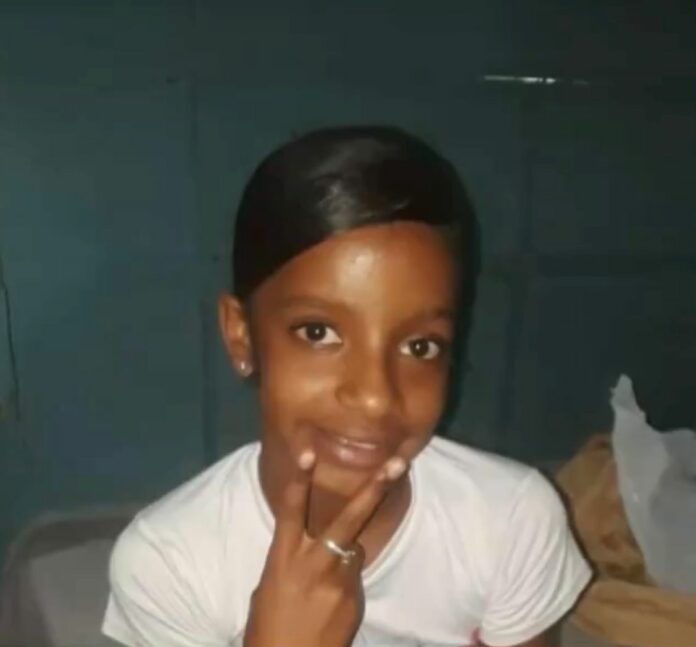 Agentes del DICRIM junto a unidades caninas rastrean calles y callejones del sector La Piña en San Cristóbal en busca del paradero de una niña de apenas 11 años, que ya tiene más de una semana desaparecida.
