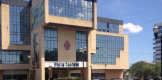 Una mujer, aún no identificada, se lanzó desde el cuarto piso de Plaza Central, la mañana de este jueves.