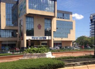 Mujer muere al lanzarse desde el cuarto piso de plaza comercial Una mujer, aún no identificada, se lanzó desde el cuarto piso de Plaza Central, la mañana de este jueves.