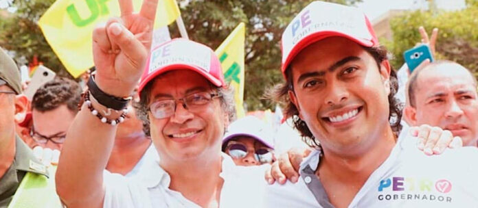 Nicolás Petro, hijo del presidente de Colombia, arrestado por la Fiscalía La Fiscalía de Colombia ha informado que la mañana de este sábado fue arrestado Nicolás Petro Burgos, hijo del presidente Gustavo Petro, quien deberá responder por los delitos de lavado de activos y enriquecimiento ilícito.