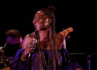 María Concepción Balboa, mejor conocida como Concha Buika, cautivó con su voz a los dominicanos que asistieron al inicio de su gira "Buika Music World Tour", en el Teatro La Fiesta del Hotel Jaragua.