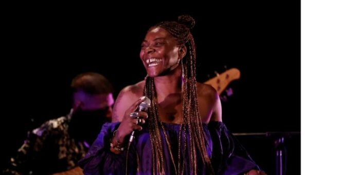 María Concepción Balboa, mejor conocida como Concha Buika, cautivó con su voz a los dominicanos que asistieron al inicio de su gira "Buika Music World Tour", en el Teatro La Fiesta del Hotel Jaragua.