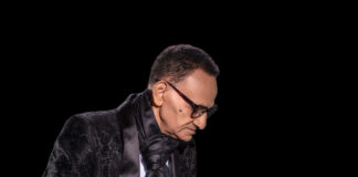 El legendario e icónico cantante y compositor dominicano Luis Segura, El Papá de la Bachata, celebró su primer y último concierto "Fin de la historia" en el escenario de la Gran Arena del Cibao.