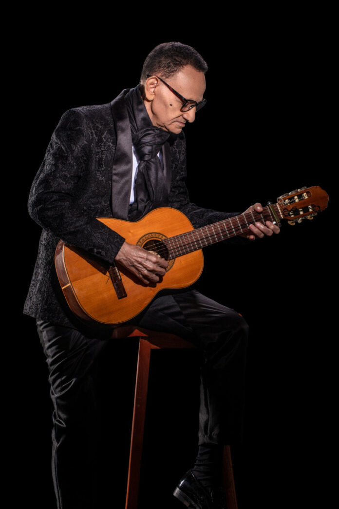El legendario e icónico cantante y compositor dominicano Luis Segura, El Papá de la Bachata, celebró su primer y último concierto "Fin de la historia" en el escenario de la Gran Arena del Cibao.