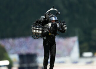 Un hombre con mochila propulsora cae a la pista durante el Gran Premio de Austria