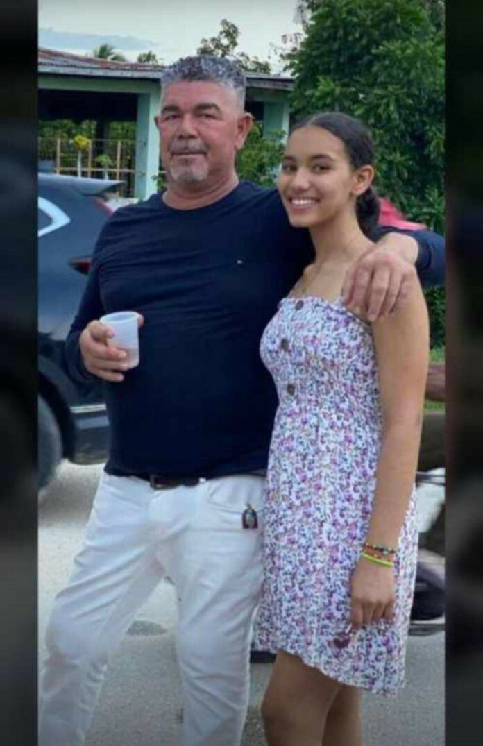 La víctima, según fuentes, fue identificada como Hilary Reyes Taveras, de 14 años de edad, mientras que el victimario es conocido con el alías de “El Gringo”. El hecho ocurrió en el municipio de Juan de Herrera, provincia San Juan, la tarde de este domingo.