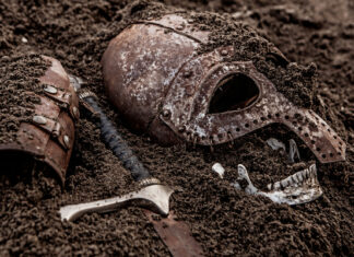 Un hombre encuentra en el patio de su casa una tumba vikinga con armas