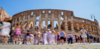 Turista que grabó su nombre en el Coliseo de Roma se disculpa