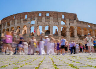 Turista que grabó su nombre en el Coliseo de Roma se disculpa