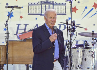 «Tienen miedo de que empiece a cantar»: Biden bromea en una celebración del 4 de julio