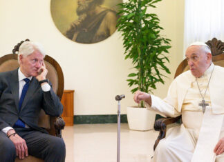 El papa Francisco recibe a Bill Clinton y al hijo de Soros en el Vaticano