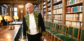 Vargas Llosa recibe el alta hospitalaria tras recuperarse por segunda vez de covid-19