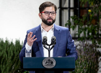 Boric inicia crucial gira en Europa pese a las críticas por los escándalos que rodean a su Gobierno
