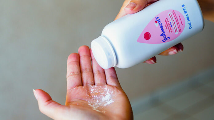 Johnson & Johnson debe pagar 18,8 millones de dólares a un hombre con cáncer por uso de talco de bebés