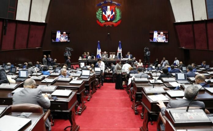 Juan Carlos Echavarría, diputado del Partido de la Liberación Dominicana (PLD), depositó este miércoles ante la Secretaria General Legislativa de la Cámara de Diputados el proyecto de Ley para “Eliminar el Pago de Impuestos de Transferencia a la Adquisición de la Primera Vivienda de los Dominicanos”.
