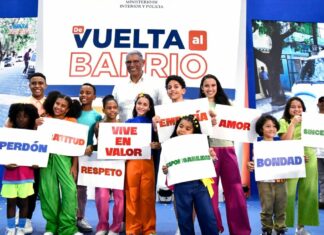Interior y Policía con su programa “De Vuelta al Barrio” y Abadina abren “Torneo de Baloncesto U-20” Como parte de las actividades del programa “De Vuelta al Barrio”, el Ministerio de Interior y Policía (MIP) y la Asociación de Baloncesto del Distrito Nacional (Abadina) iniciaron el torneo U-20, en el que participan hasta el 15 de agosto, 700 jóvenes de 50 equipos.