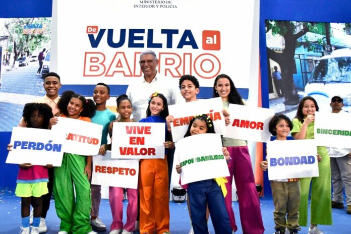 Interior y Policía con su programa “De Vuelta al Barrio” y Abadina abren “Torneo de Baloncesto U-20” Como parte de las actividades del programa “De Vuelta al Barrio”, el Ministerio de Interior y Policía (MIP) y la Asociación de Baloncesto del Distrito Nacional (Abadina) iniciaron el torneo U-20, en el que participan hasta el 15 de agosto, 700 jóvenes de 50 equipos.