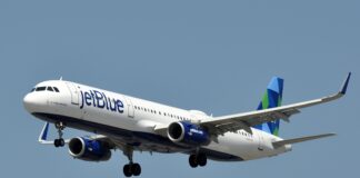 Ante la situación que de manera reiterada viene presentándose con la aerolínea JetBlue, donde los pasajeros se quejan de los constantes retrasos en vuelos hacia los Estados Unidos, el presidente de la Junta de Aviación Civil (JAC), José Marte Piantini, adelantó que mañana, jueves, se reunirá con directivos de la línea aérea.