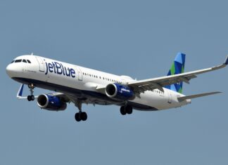 JAC dice JetBlue ha violentado acuerdos asumidos ante denuncias de retrasos; sostendrá reunión con la aerolínea Ante la situación que de manera reiterada viene presentándose con la aerolínea JetBlue, donde los pasajeros se quejan de los constantes retrasos en vuelos hacia los Estados Unidos, el presidente de la Junta de Aviación Civil (JAC), José Marte Piantini, adelantó que mañana, jueves, se reunirá con directivos de la línea aérea.