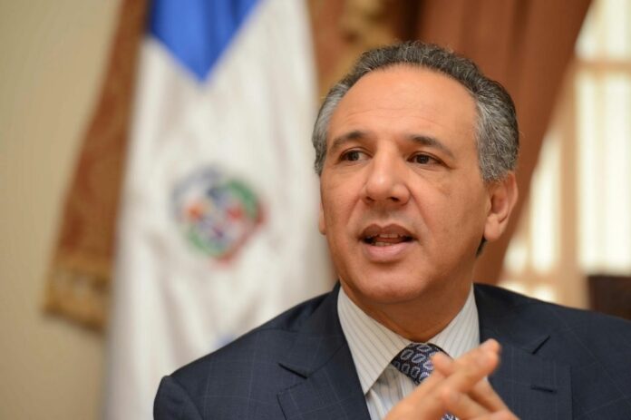 Prisión preventiva contra José Ramón Peralta no es válida, según defensa El juez de la Cuarta Sala Penal del Distrito Nacional Edward Abreu aplazó ayer para el próximo viernes 28 el conocimiento del hábeas corpus con la que el exministro administrativo de la Presidencia José Ramón Peralta procura salir de la cárcel de Najayo, a los fines de que el recurso le sea notificado a la parte querellante.