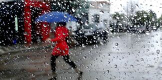 La Onamet informó que la onda tropical sigue alejándose cada vez más del territorio dominicano, sin embargo, nuestra área de pronósticos permanece húmeda e inestable. Se pronostica que desde horas matutinas seguirán presentándose aguaceros, tronadas y ráfagas de viento, pero con menor intensidad y frecuencia que los ocurridos durante el día de ayer.