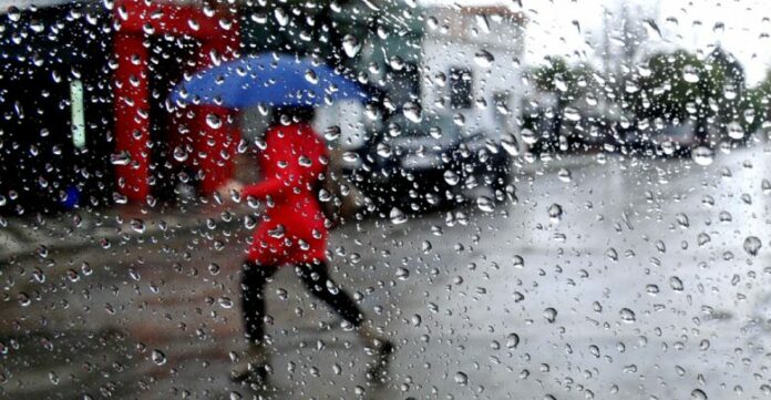 La Onamet informó que la onda tropical sigue alejándose cada vez más del territorio dominicano, sin embargo, nuestra área de pronósticos permanece húmeda e inestable. Se pronostica que desde horas matutinas seguirán presentándose aguaceros, tronadas y ráfagas de viento, pero con menor intensidad y frecuencia que los ocurridos durante el día de ayer.