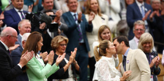 Federer volvió a Wimbledon y fue homenajeado con una interminable ovación
