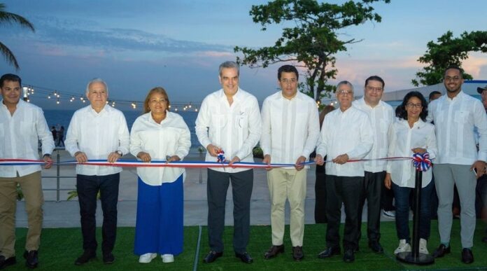 El presidente Luis Abinader y el ministro Turismo, David Collado, encabezaron este miércoles la inauguración de la primera etapa de la remodelación del malecón de Santo Domingo Este, en la que fueron invertidos RD$310,569,503.