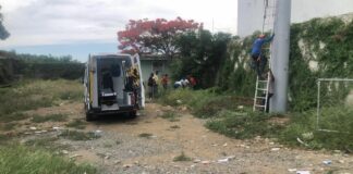 Un hombre falleció este martes tras precipitarse al vacío cuando se encontraba instalando una valla publicitaria, un hecho ocurrido a la altura del kilómetro 2 1/2 de la Carretera Sánchez, de la comunidad de Escondido, en Baní.