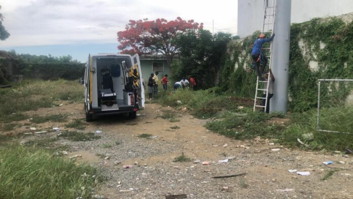 Un hombre falleció este martes tras precipitarse al vacío cuando se encontraba instalando una valla publicitaria, un hecho ocurrido a la altura del kilómetro 2 1/2 de la Carretera Sánchez, de la comunidad de Escondido, en Baní.