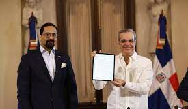 El presidente Luis Abinader firmó el primer decreto de manera digital y anunció que a principios de agosto será puesto en funcionamiento el portal único del sistema educativo, para que desde cualquier parte del mundo los profesionales y estudiantes tengan acceso a sus documentos sin tener que ir a las entidades.