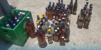 La Policía Nacional ocupó mediante allanamiento 67 botellas con alcohol presuntamente adulterado, de diferentes marcas y tamaños, en una residencia ubicada en la ciudad de Moca, provincia Espaillat.