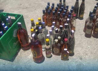 La Policía Nacional ocupó mediante allanamiento 67 botellas con alcohol presuntamente adulterado, de diferentes marcas y tamaños, en una residencia ubicada en la ciudad de Moca, provincia Espaillat.