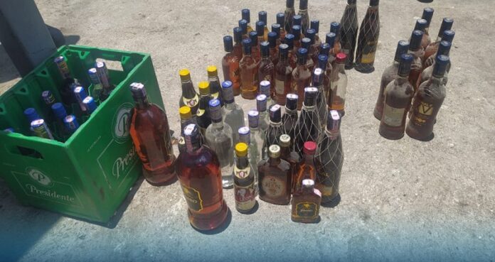 Policía Nacional ocupa bebidas presuntamente adulteradas y cigarrillos de procedencia ilegal La Policía Nacional ocupó mediante allanamiento 67 botellas con alcohol presuntamente adulterado, de diferentes marcas y tamaños, en una residencia ubicada en la ciudad de Moca, provincia Espaillat.