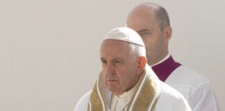 El papa Francisco explicó que la Iglesia «no es un club para la tercera edad, como tampoco es un club juvenil», y advirtió de que «si se convierte en algo de viejos, va a morir».