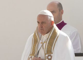 El papa Francisco explicó que la Iglesia «no es un club para la tercera edad, como tampoco es un club juvenil», y advirtió de que «si se convierte en algo de viejos, va a morir».