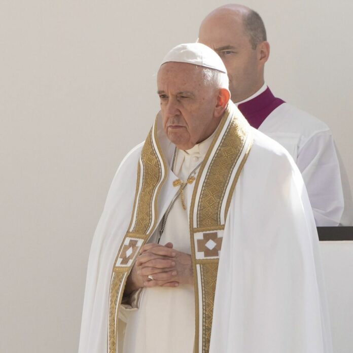 El papa Francisco explicó que la Iglesia «no es un club para la tercera edad, como tampoco es un club juvenil», y advirtió de que «si se convierte en algo de viejos, va a morir».