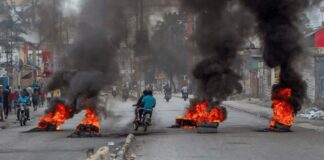 Estados Unidos urgió este jueves a sus ciudadanos a «hacer planes para abandonar Haití lo antes posible» a través de medios comerciales, debido a la violencia que se registra en el país.