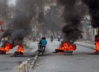 Estados Unidos urgió este jueves a sus ciudadanos a «hacer planes para abandonar Haití lo antes posible» a través de medios comerciales, debido a la violencia que se registra en el país.