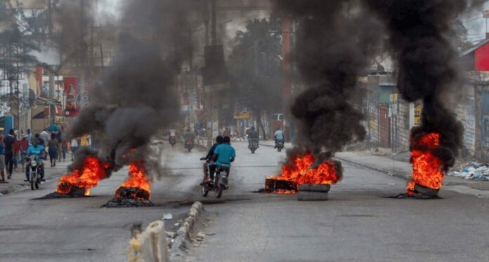Estados Unidos urgió este jueves a sus ciudadanos a «hacer planes para abandonar Haití lo antes posible» a través de medios comerciales, debido a la violencia que se registra en el país.