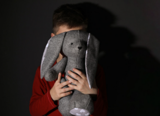 Cómo imágenes creadas por IA empeoran el abuso sexual infantil