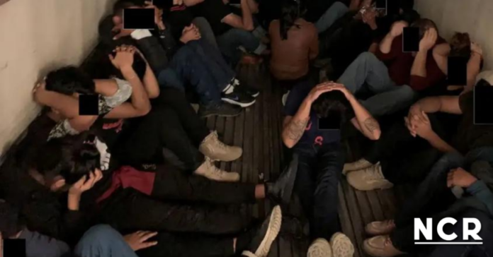 Encuentran más de 300 migrantes en cajas de camiones en México
