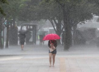 Onda tropical generará fuertes aguaceros hoy Para hoy, se espera que en la mañana y las horas de la tarde se generen aguaceros, que se tornarán fuertes en ocasiones, acompañados de tormentas eléctricas y ráfagas de viento hacia varias provincias