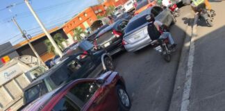 Villa Mella-Charles de Gaulle filial FENATRANO y agentes de la Policía Nacional se enfrentaron este lunes, luego de haber sido incendiado un carro del trasporte público y otros tres vehículos retenidos sin explicación alguna.